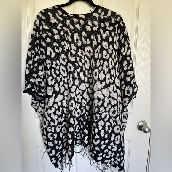 Black and White Patterned Komono Sweater - Picture 5 of 5